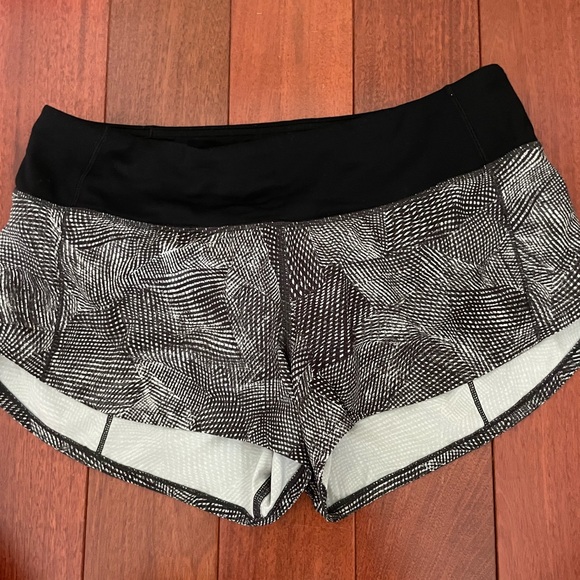Lulu pattern shorts size 4 regular - Picture 1 of 3